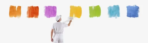 Imbianchino a Torino con tuta bianca che dipinge strisce colorate su una parete bianca, utilizzando un rullo.